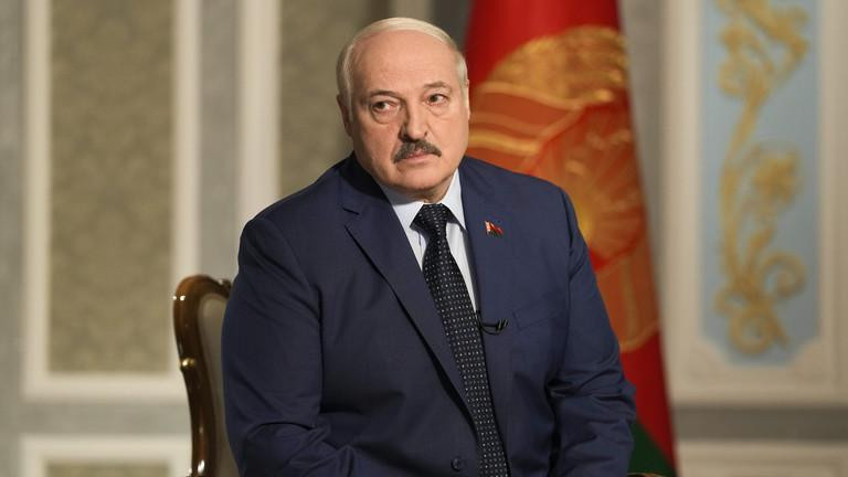 Tổng thống Belarus - Alexander Lukashenko trong cuộc phỏng vấn với AP. Ảnh: AP Tổng thống Belarus - Alexander Lukashenko trong cuộc phỏng vấn với AP. Ảnh: AP