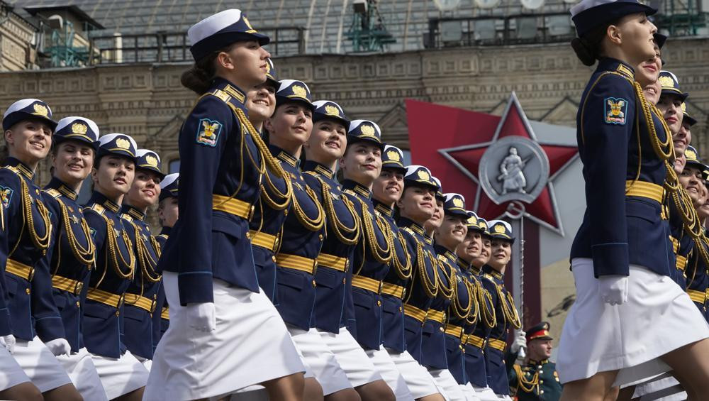 Trước đó, có nhiều đồn đoán từ phương Tây rằng Tổng thống Nga Vladimir Putin sẽ đưa ra một thông báo đặc biệt nào đó về Ukraine trong bài phát biểu tại lễ duyệt binh, có thể là tuyên bố chiến tranh hoặc thậm chí là động viên toàn quốc. Tuy nhiên, người phát ngôn Điện Kremlin Dmitry Peskov đã bác bỏ những cáo buộc này. Ảnh: AP