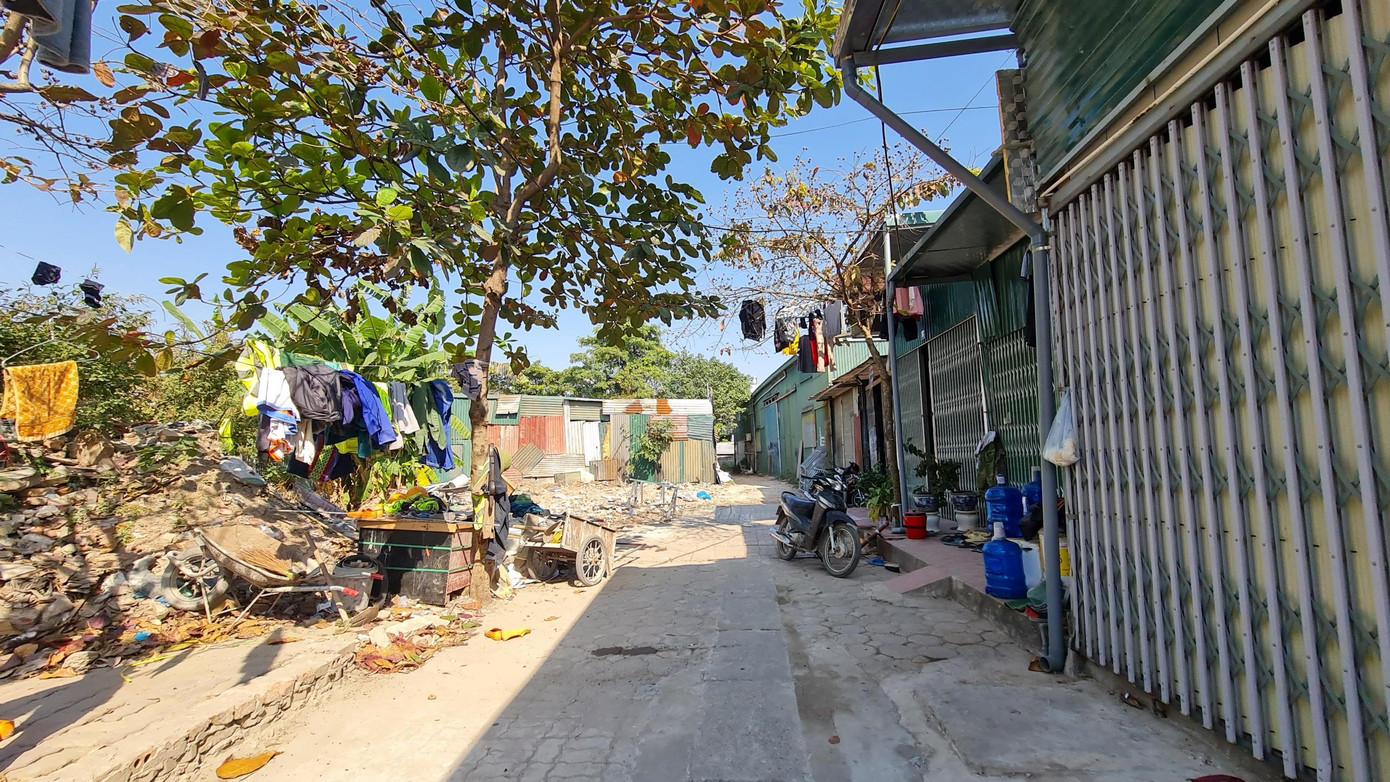 “Những vi phạm ở đây, không những quận biết, thành phố biết mà Chính phủ cũng biết. Chính phủ đã yêu cầu xử lý các vi phạm. UBND thành phố Hà Nội cũng đã chỉ đạo Sở TN&amp;MT tiến hành thanh tra và yêu cầu quận xử lý đối với 1.042 trường hợp vi phạm ở đây”, ông Tùng nói.