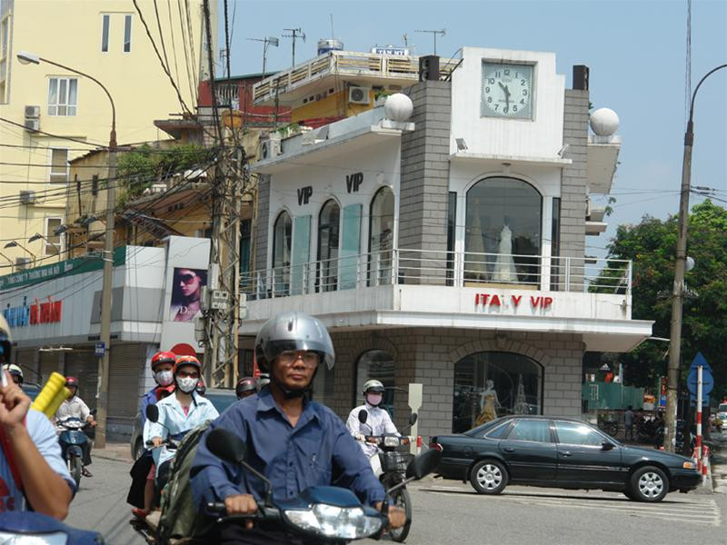 Một số biển quảng cáo trên ngã tư Hàng Bông- Điện Biên Phủ mới được dỡ bỏ để phù hợp với quy định mới.