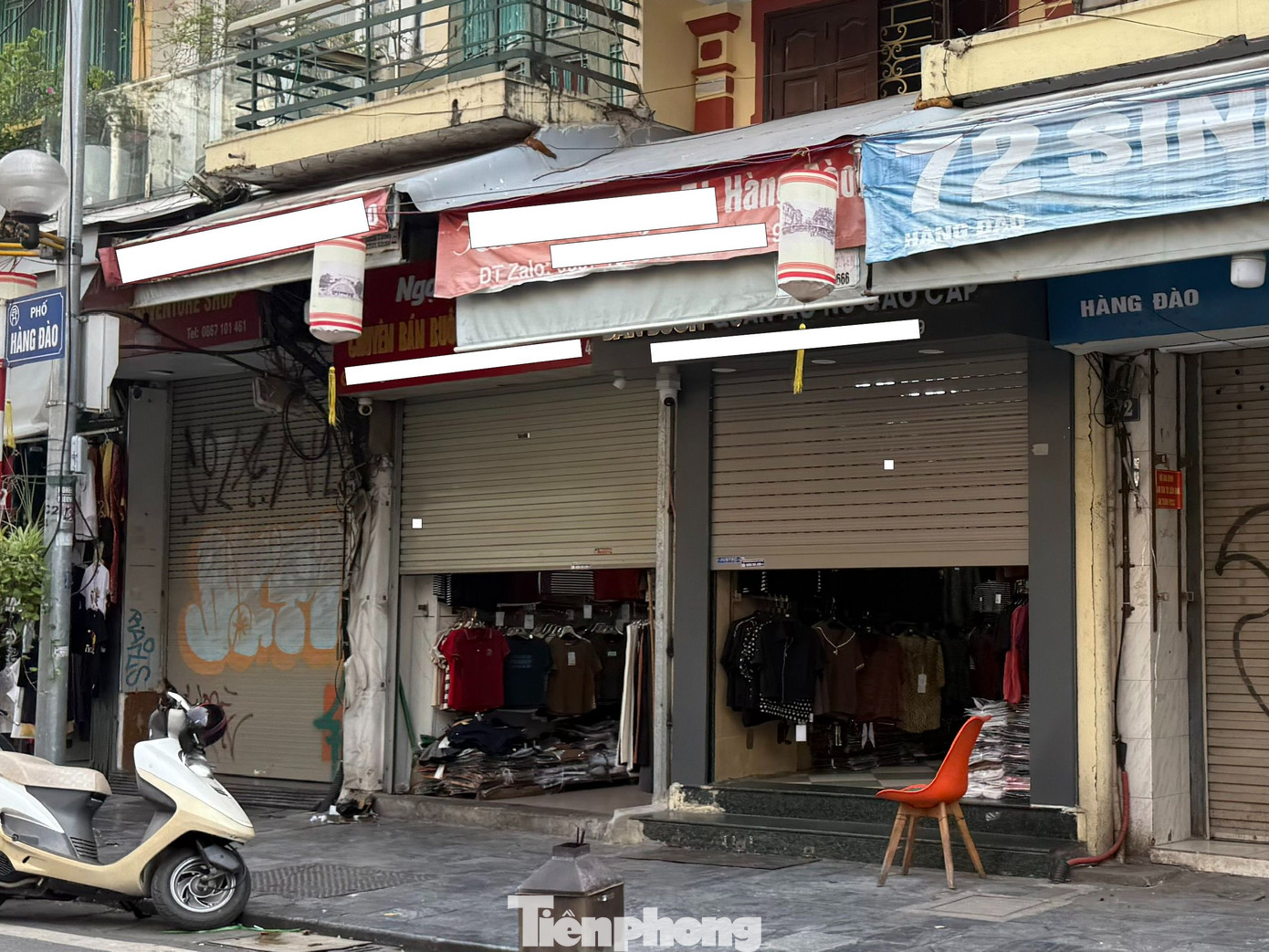 Một số cửa hàng quần áo đóng cửa, hoặc chỉ mở hé trong đợt cao điểm chống hàng giả. Một số cửa hàng quần áo đóng cửa, hoặc chỉ mở hé trong đợt cao điểm chống hàng giả.