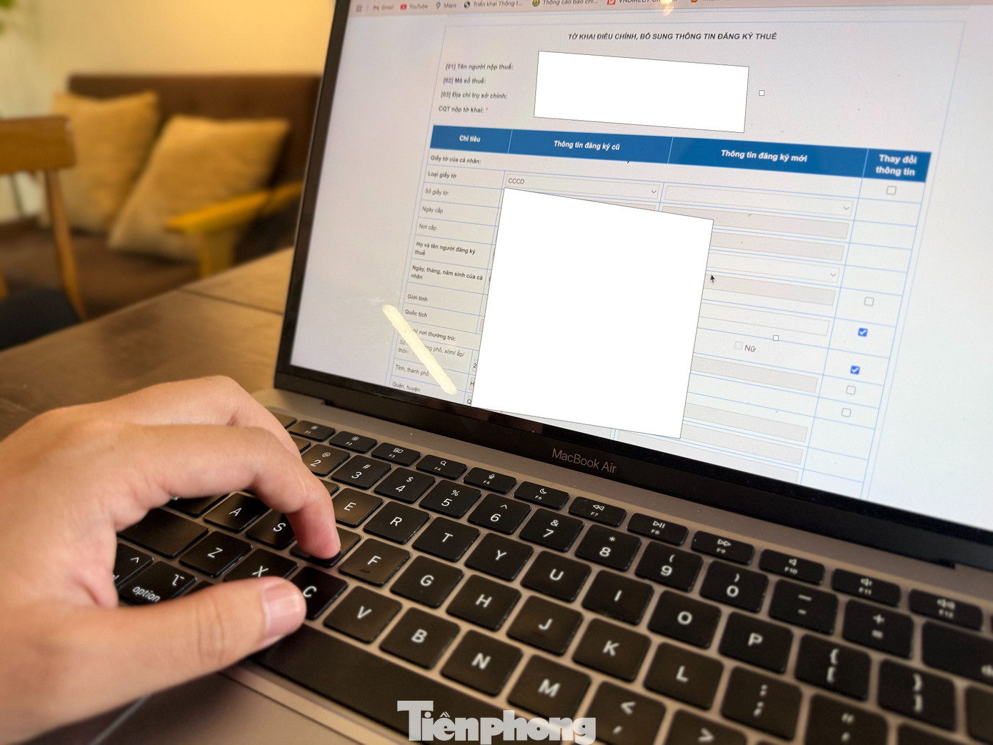 Sau khi đăng nhập cổng thông tin điện tử của Tổng cục Thuế, tại thanh chức năng, tích chọn mục "Đăng ký thuế", "Thay đổi thông tin".