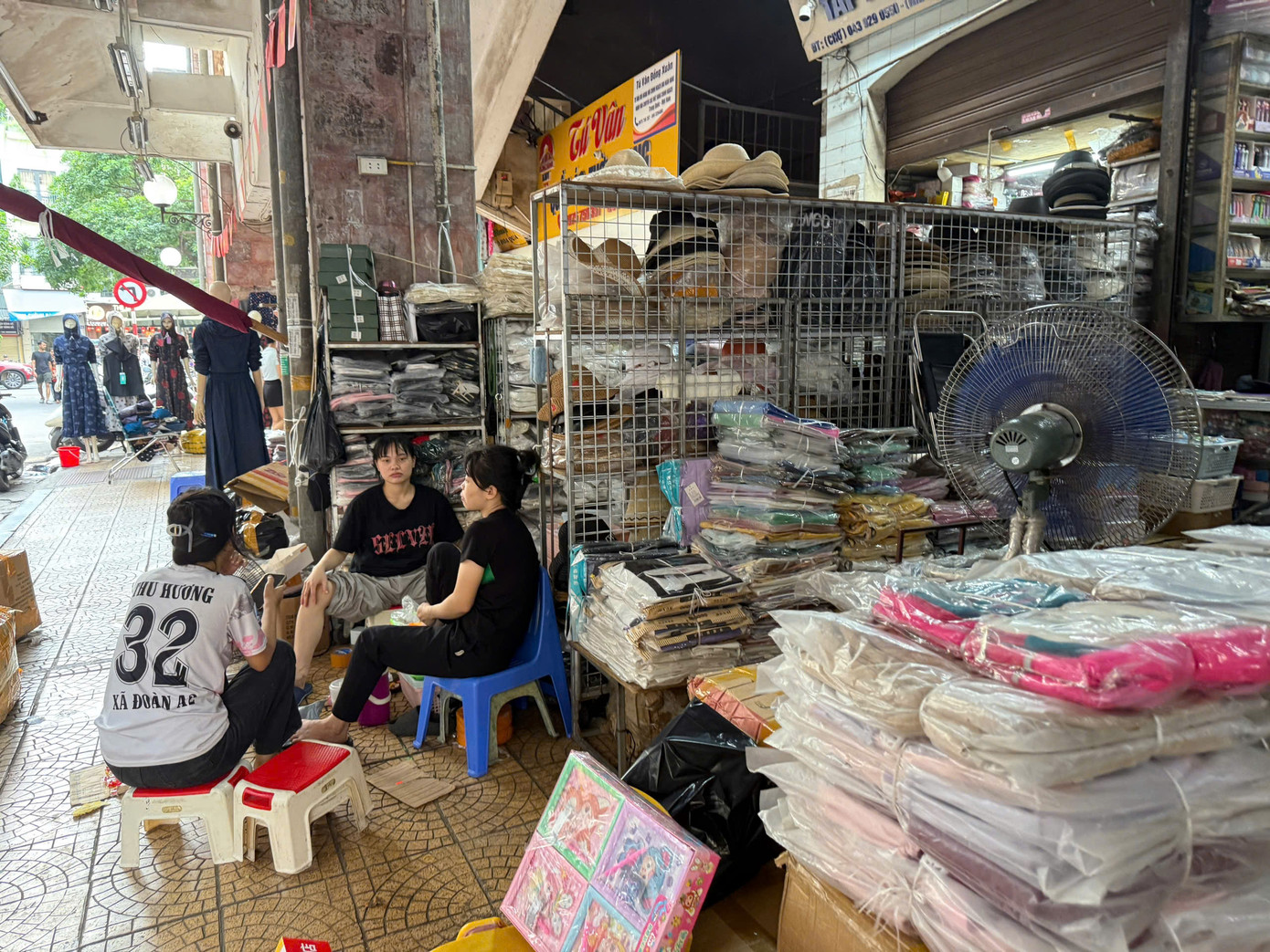 Nhiều hộ kinh doanh lo ngại việc xử lý hàng tồn kho, hàng được nhập từ trước không có hóa đơn điện tử.