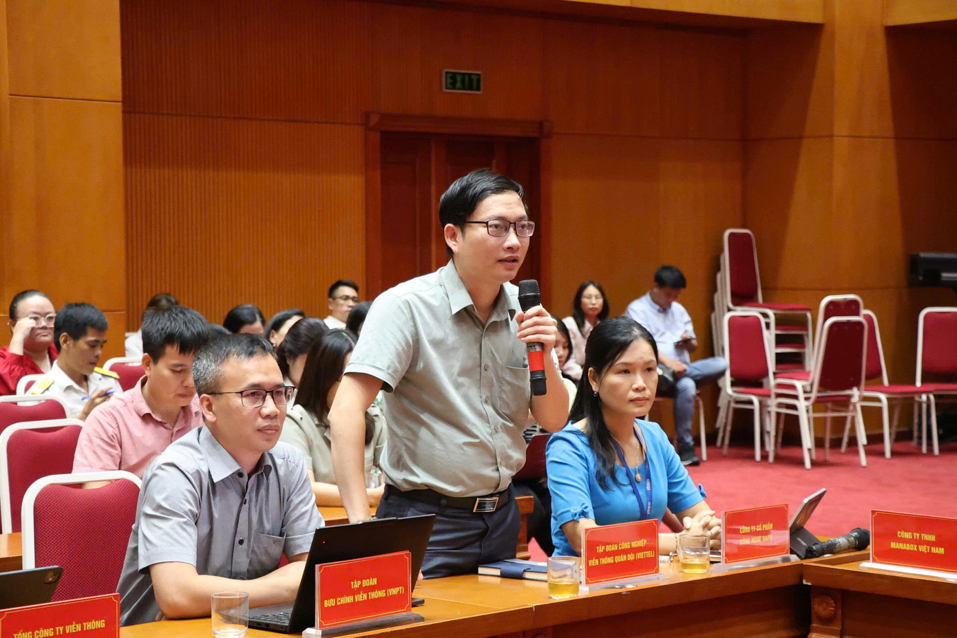 Đại diện các doanh nghiệp cung cấp giải pháp phần mềm nêu kiến nghị. Đại diện các doanh nghiệp cung cấp giải pháp phần mềm nêu kiến nghị.