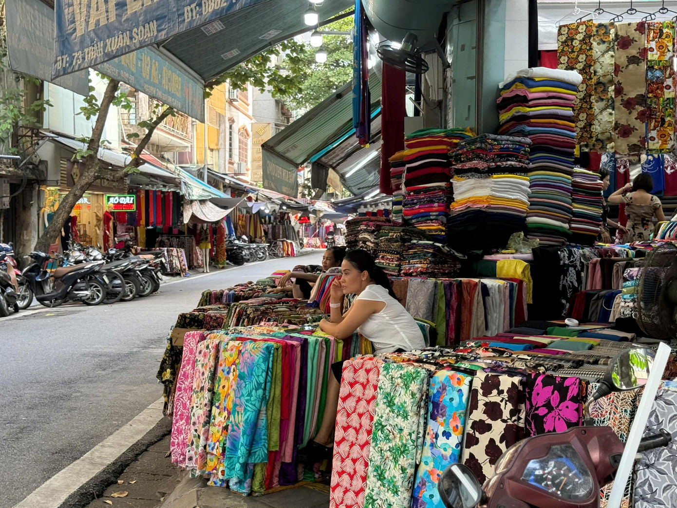 Bộ Tài chính cho biết, đến cuối năm 2024, cả nước có khoảng 3,6 triệu hộ, cá nhân kinh doanh đang được quản lý thuế. Bộ Tài chính cho biết, đến cuối năm 2024, cả nước có khoảng 3,6 triệu hộ, cá nhân kinh doanh đang được quản lý thuế.