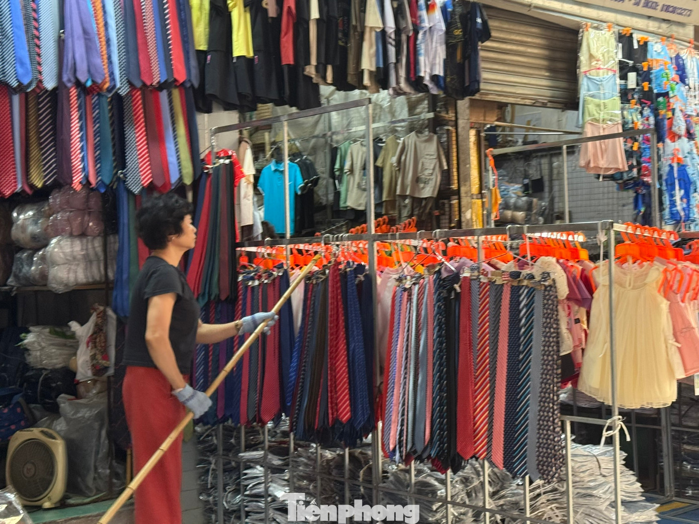 Với những mặt hàng thông thường như quần áo, giày dép, đồ gia dụng… nên cho phép tiêu thụ nốt theo lộ trình, theo hướng để hộ kinh doanh thu hồi vốn.