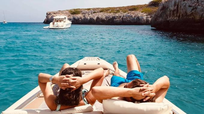 Vợ chồng Hoa hậu ở Tây Ban Nha