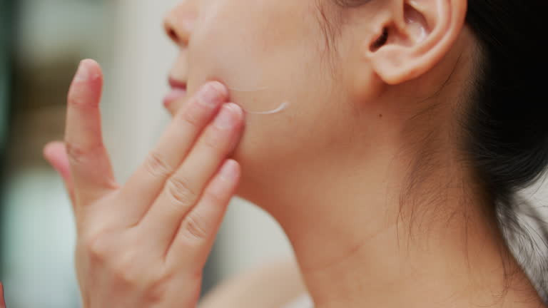 Chăm sóc làn da từ bên ngoài bằng cách thường xuyên sử dụng kem giữ ẩm.