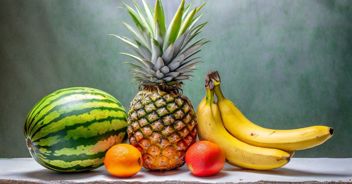 Bổ sung thêm hoa quả giàu chất xơ khi trẻ bị táo bón.