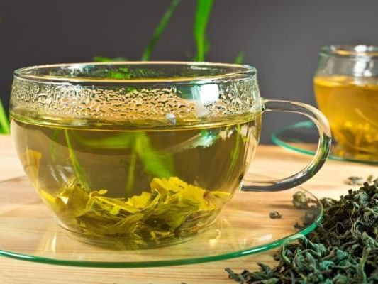 Không lạm dụng những gia vị cay nóng hoặc thức uống kích thích như cà phê, trà... để có làn da đẹp, giảm mụn.