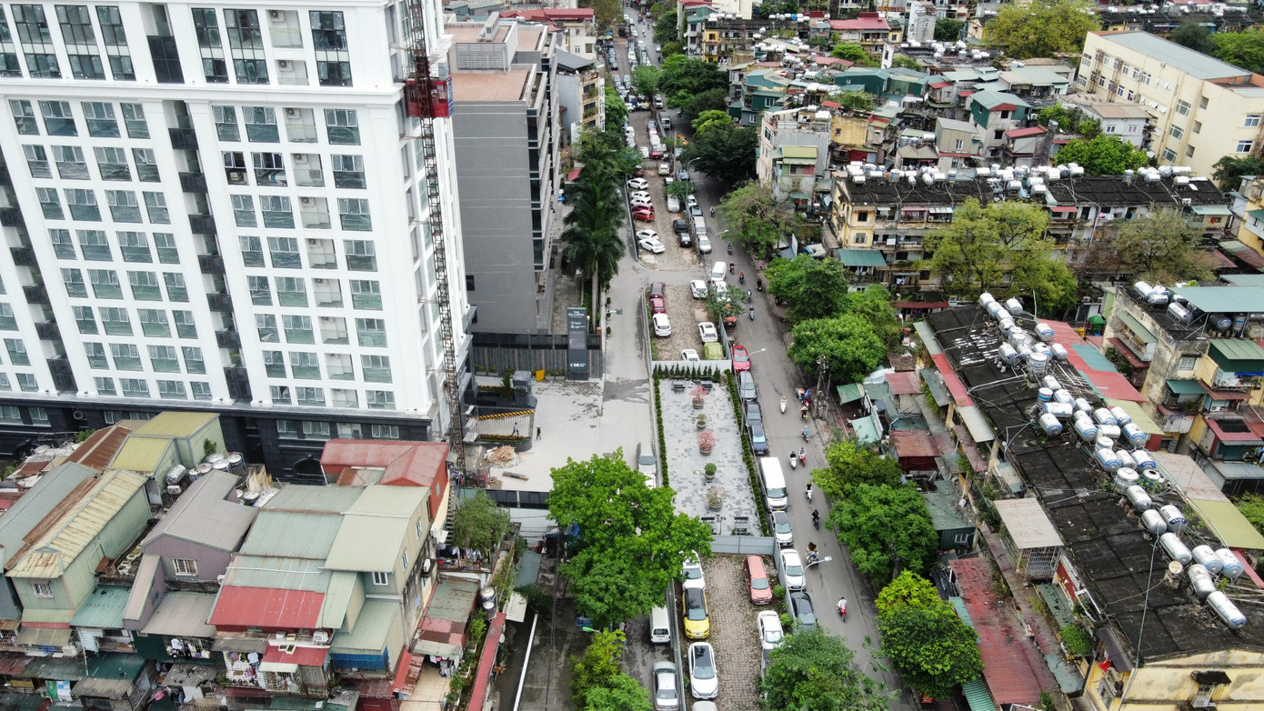 Theo ghi nhận, dự án nằm trên tuyến đường Nguyên Hồng thường xuyên xảy ra ùn tắc vào giờ cao điểm.