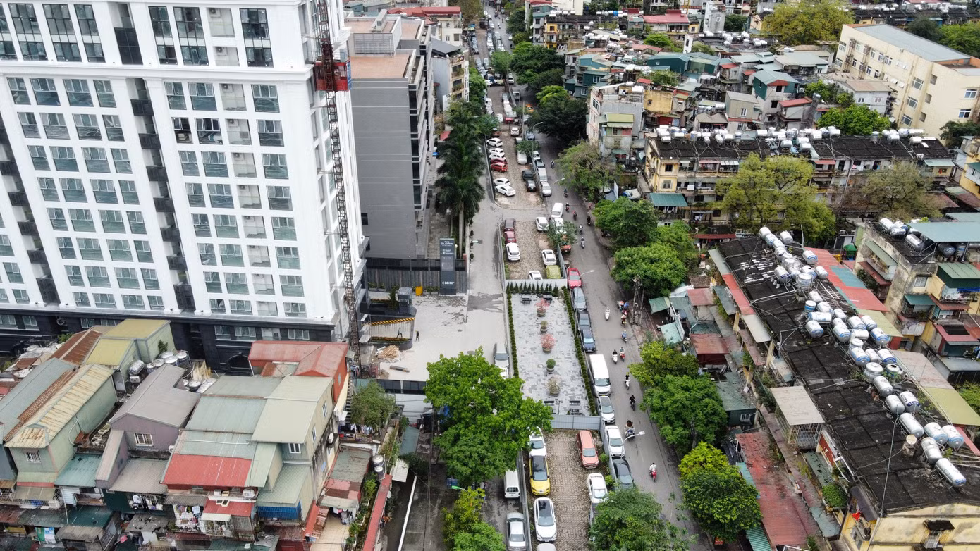 Theo ghi nhận, dự án nằm trên tuyến đường Nguyên Hồng thường xuyên xảy ra ùn tắc vào giờ cao điểm.
