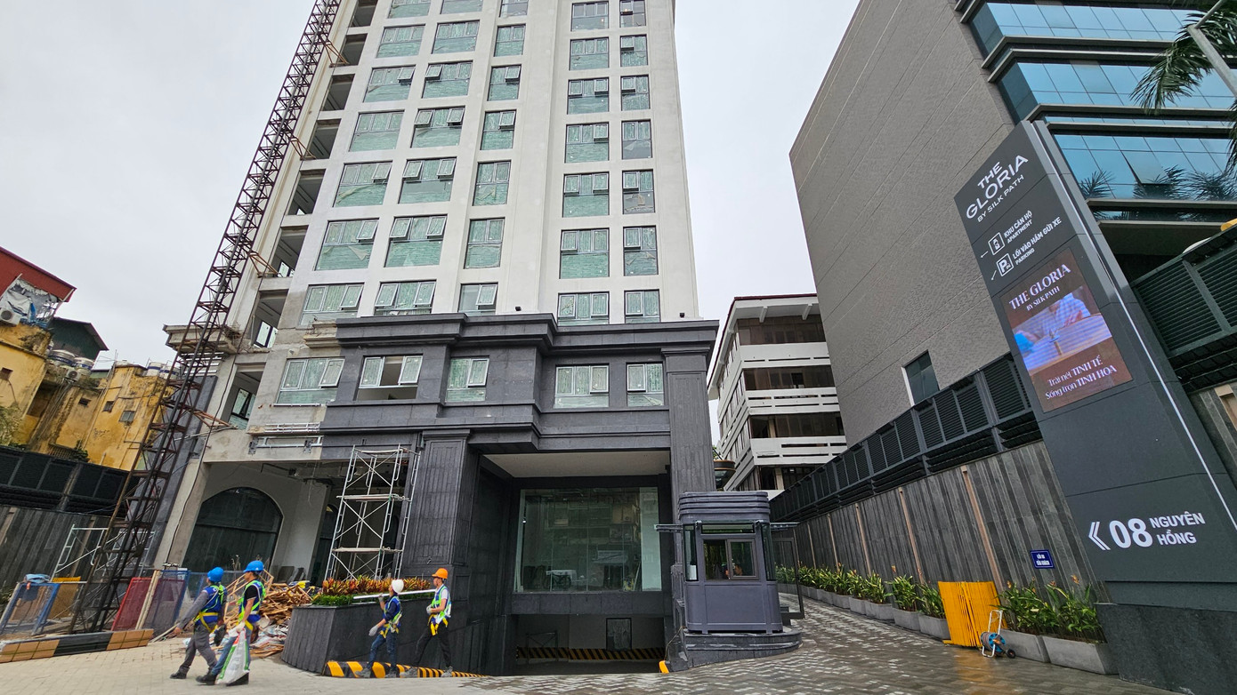 Trong vai có nhu cầu mua căn hộ tại dự án, PV được môi giới mời chào: "Dự án là căn hộ duy nhất trên đường Nguyên Hồng bên hồ Thành Công, được quản lý bởi tập đoàn khách sạn 5* Silk Path. Dự án gồm 110 căn hộ với diện tích từ 57m2, 73m2, 82 m2. Giá giao động từ 120-150 triệu đồng/m2. Nếu anh có nhu cầu mua sẽ ký hợp đồng cọc trước 300 triệu đồng, sau 10 ngày ký hợp đồng mua bán. Dự kiến bàn giao nhà cho khách hàng từ tháng 7/2024”.