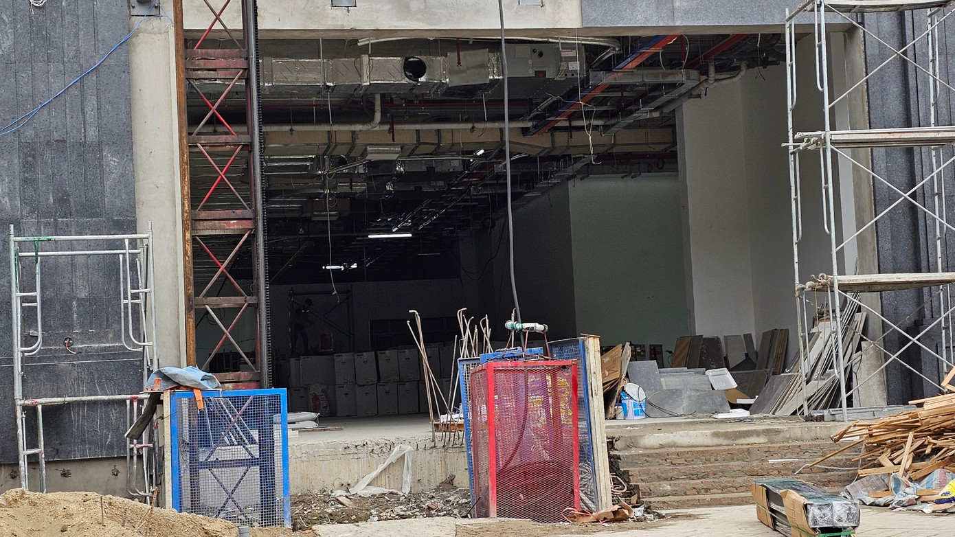 Thế nhưng theo ghi nhận của PV đến nay dự án vẫn chưa thể hoàn thành đưa vào sử dụng, công nhân đang hoàn thiện nốt các hạng mục còn lại.