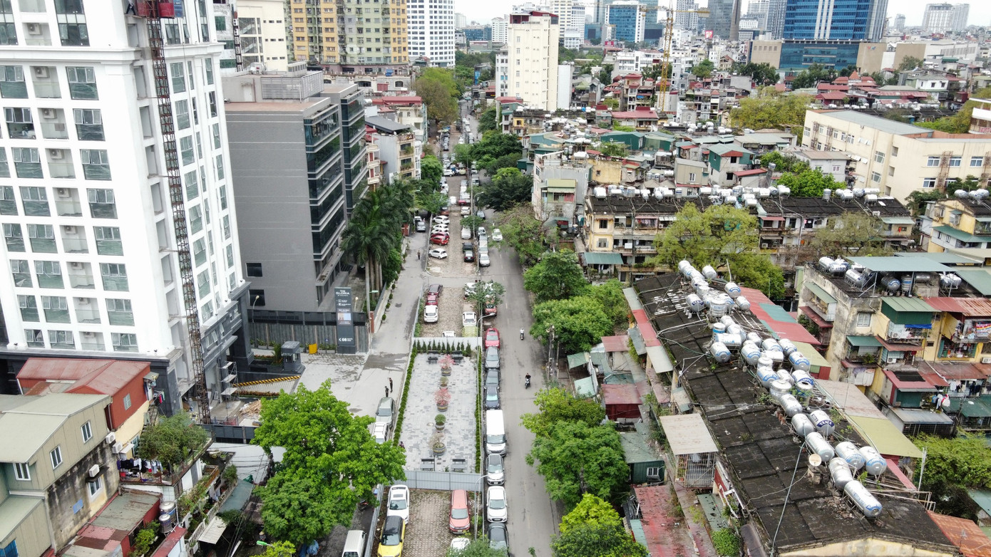 Đến năm 2011, UBND TP Hà Nội có quyết định số 3500 phê duyệt Điều chỉnh cục bộ quy hoạch sử dụng đất tại ô quy hoạch ký hiệu 22 trong Quy hoạch chi tiết quận Đống Đa - tỷ lệ 1/2000, số 8 Nguyên Hồng. Theo đó, điều chỉnh chức năng sử dụng đất tại khu đất do Công ty cổ phần In 15 đang quản lý sử dụng thuộc ô quy hoạch ký hiệu 22 từ đất cơ quan sang đất hỗn hợp, trung tâm thương mại, văn phòng cho thuê và nhà ở.