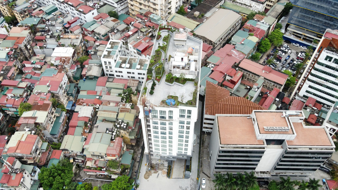 Được biết, dự án Miracle Tower tại số 8 Nguyên Hồng có nguồn gốc là đất cơ quan. Trước đây là trụ sở của Công ty cổ phần In 15. Năm 2005, Công ty Cổ phần in 15 được UBND TP Hà Nội cấp giấy chứng nhận quyền sử dụng 2.533 m2 đất tại số 8 Nguyên Hồng, với chức năng đất cơ quan.