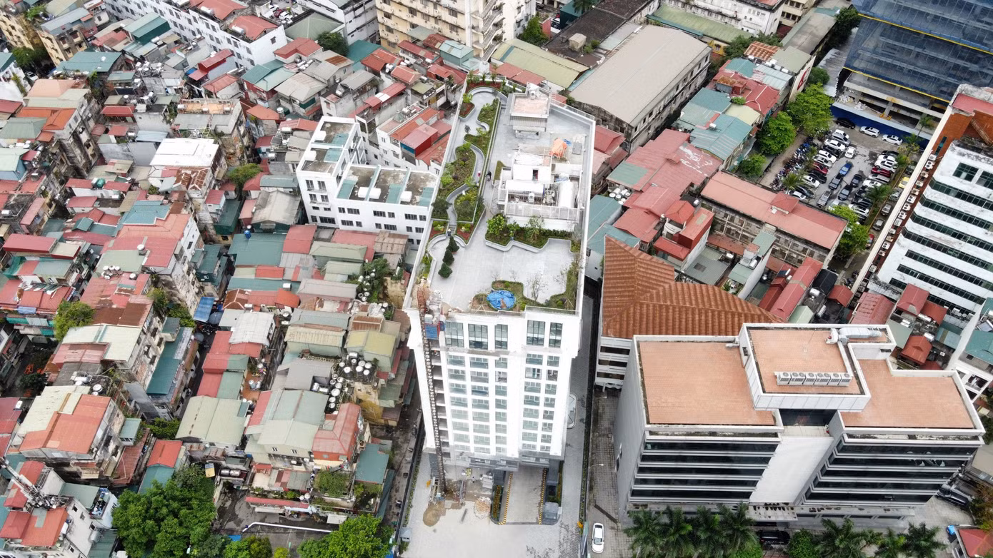 Được biết, dự án Miracle Tower tại số 8 Nguyên Hồng có nguồn gốc là đất cơ quan. Trước đây là trụ sở của Công ty cổ phần In 15. Năm 2005, Công ty Cổ phần in 15 được UBND TP Hà Nội cấp giấy chứng nhận quyền sử dụng 2.533 m2 đất tại số 8 Nguyên Hồng, với chức năng đất cơ quan.