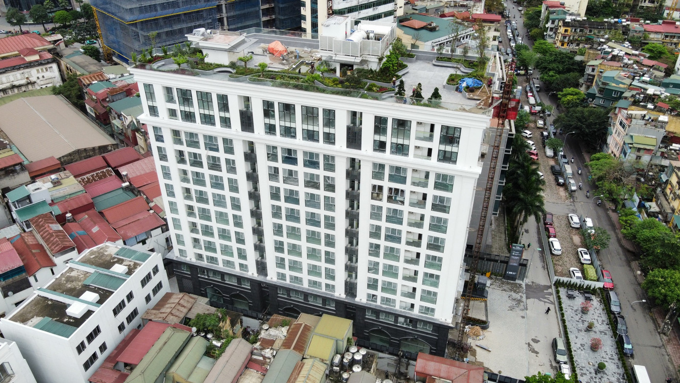 Trong đó, 539,7m2 để xây dựng 5 nhà ở thấp tầng; 855m2 đất để xây dựng tòa nhà hỗn hợp cao 12 tầng làm văn phòng, thương mại, nhà ở. Người mua nhà ở gắn liền với quyền sử dụng đất được sử dụng đất ổn định lâu dài; 193m2 đất nằm trong chỉ giới đường đỏ, giao Công ty cổ phần In 15 làm đường, sau khi hoàn thành xây dựng bàn giao cho cơ quan quản lý; 945m2 đất còn lại là đất làm sân, đường giao thông, cây xanh…