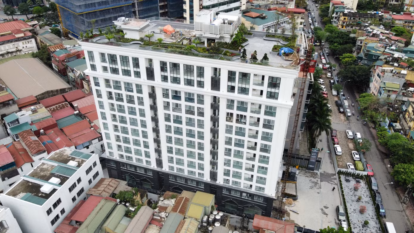 Trong đó, 539,7m2 để xây dựng 5 nhà ở thấp tầng; 855m2 đất để xây dựng tòa nhà hỗn hợp cao 12 tầng làm văn phòng, thương mại, nhà ở. Người mua nhà ở gắn liền với quyền sử dụng đất được sử dụng đất ổn định lâu dài; 193m2 đất nằm trong chỉ giới đường đỏ, giao Công ty cổ phần In 15 làm đường, sau khi hoàn thành xây dựng bàn giao cho cơ quan quản lý; 945m2 đất còn lại là đất làm sân, đường giao thông, cây xanh…