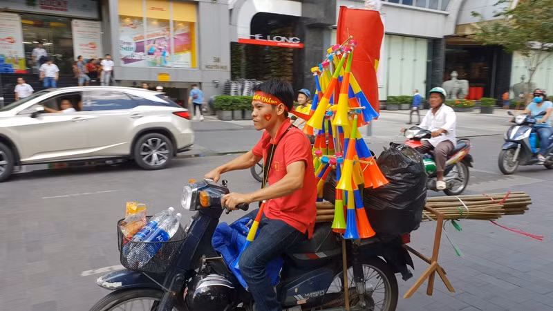 Người Sài Gòn hối hả sắm cờ quạt cổ vũ Olympic Việt Nam ảnh 15