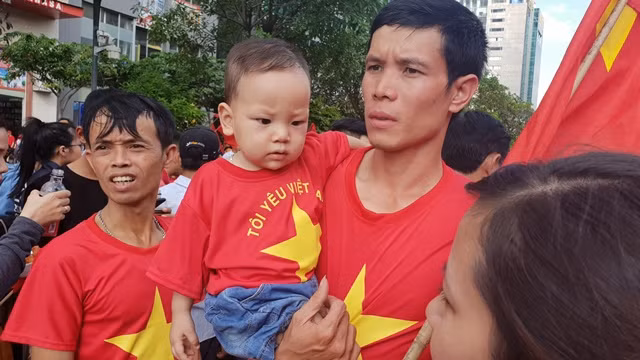 Cổ động viên nhí cổ vũ hết mình cho Olympic Việt Nam ảnh 13
