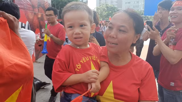 Cổ động viên nhí cổ vũ hết mình cho Olympic Việt Nam ảnh 12