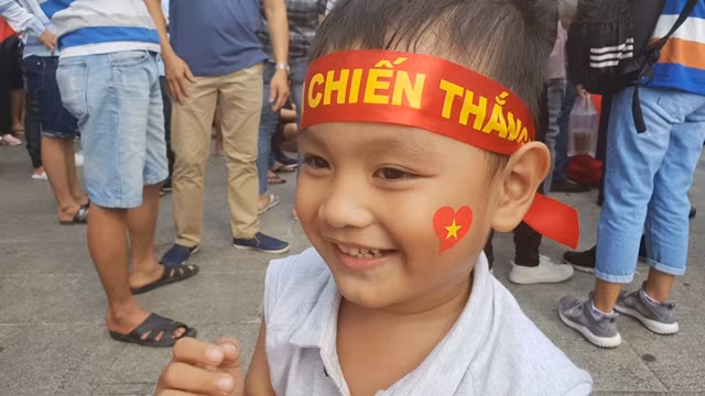 Cổ động viên nhí cổ vũ hết mình cho Olympic Việt Nam ảnh 7