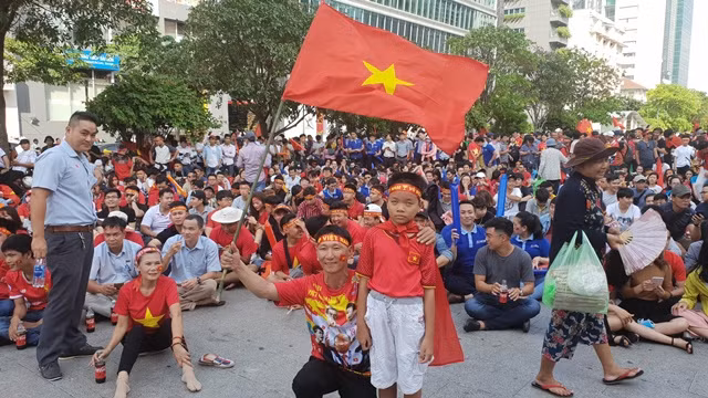 Cổ động viên nhí cổ vũ hết mình cho Olympic Việt Nam ảnh 6