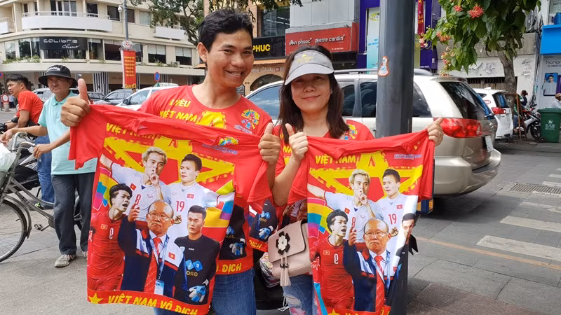 Người Sài Gòn hối hả sắm cờ quạt cổ vũ Olympic Việt Nam ảnh 13