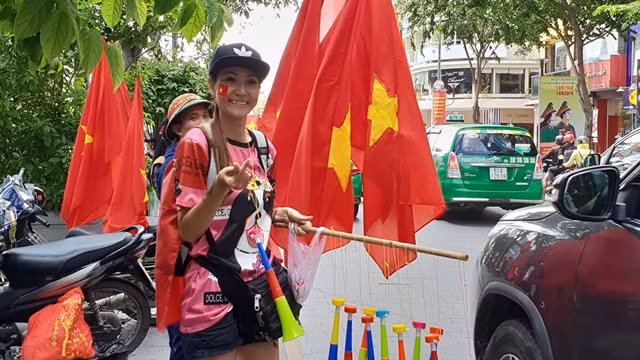 Người Sài Gòn hối hả sắm cờ quạt cổ vũ Olympic Việt Nam ảnh 9