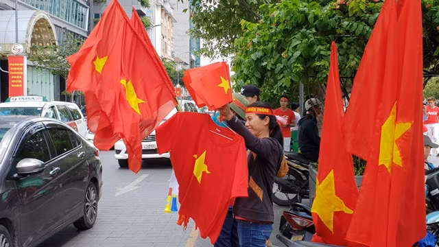 Người Sài Gòn hối hả sắm cờ quạt cổ vũ Olympic Việt Nam ảnh 10