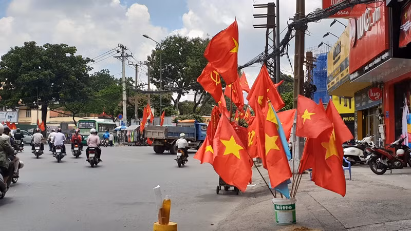 Người Sài Gòn hối hả sắm cờ quạt cổ vũ Olympic Việt Nam ảnh 2