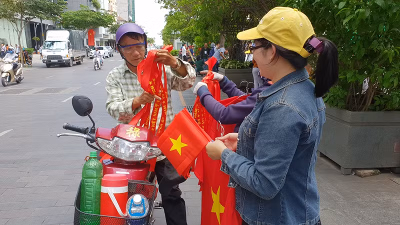 Người Sài Gòn hối hả sắm cờ quạt cổ vũ Olympic Việt Nam ảnh 17