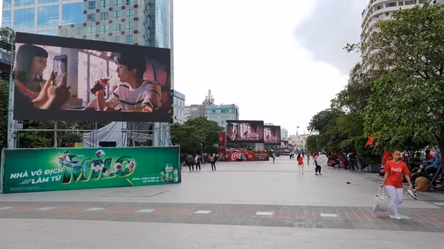 Người Sài Gòn hối hả sắm cờ quạt cổ vũ Olympic Việt Nam ảnh 1