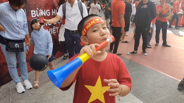 Cổ động viên nhí cổ vũ hết mình cho Olympic Việt Nam ảnh 2