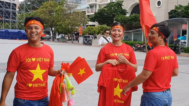 Người Sài Gòn hối hả sắm cờ quạt cổ vũ Olympic Việt Nam ảnh 3