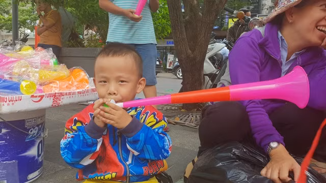 Cổ động viên nhí cổ vũ hết mình cho Olympic Việt Nam ảnh 5
