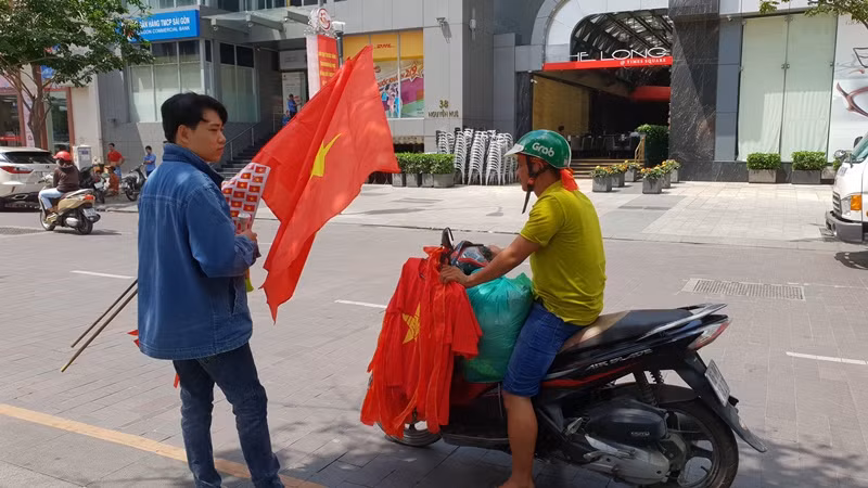 Người Sài Gòn hối hả sắm cờ quạt cổ vũ Olympic Việt Nam ảnh 18