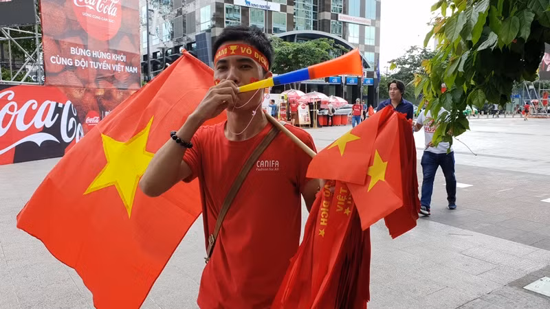 Người Sài Gòn hối hả sắm cờ quạt cổ vũ Olympic Việt Nam ảnh 12
