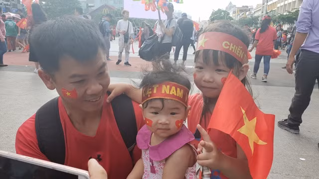 Cổ động viên nhí cổ vũ hết mình cho Olympic Việt Nam ảnh 11
