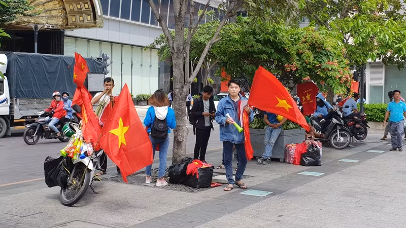 Người Sài Gòn hối hả sắm cờ quạt cổ vũ Olympic Việt Nam ảnh 14