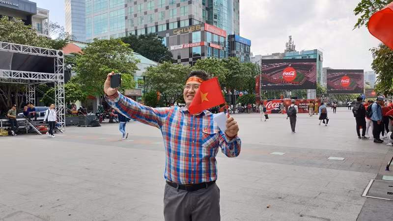 Người Sài Gòn hối hả sắm cờ quạt cổ vũ Olympic Việt Nam ảnh 6