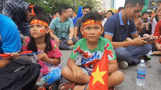 Cổ động viên nhí cổ vũ hết mình cho Olympic Việt Nam ảnh 9