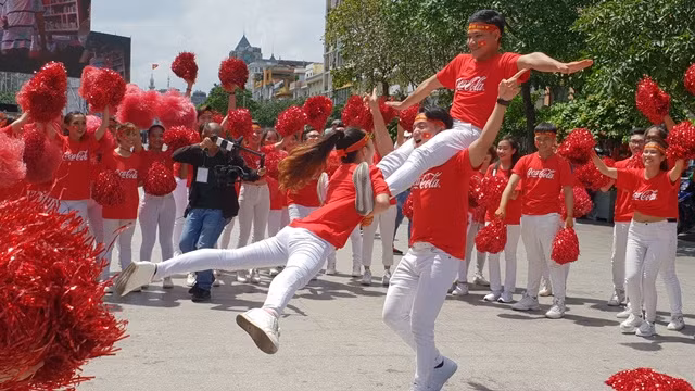 Người Sài Gòn hối hả sắm cờ quạt cổ vũ Olympic Việt Nam ảnh 5