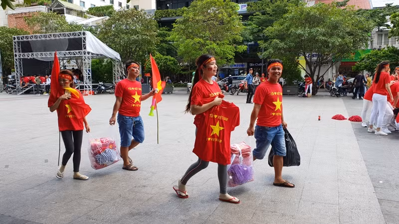 Người Sài Gòn hối hả sắm cờ quạt cổ vũ Olympic Việt Nam ảnh 16