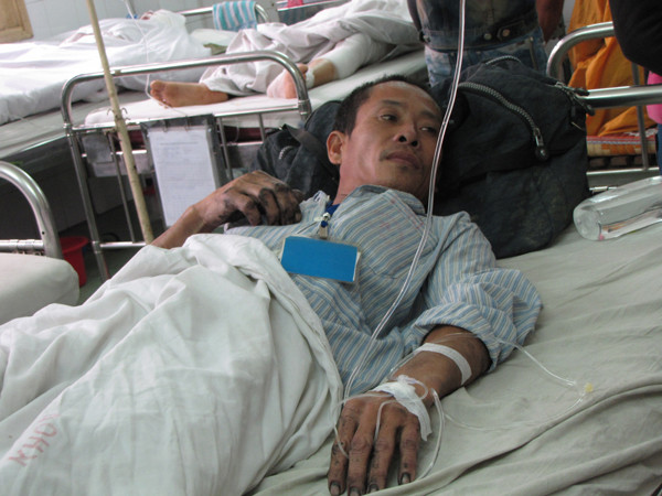 Ông Nguyễn Văn Lung đang điều trị tại bệnh viện. Ảnh: Trường Phong. Ông Nguyễn Văn Lung đang điều trị tại bệnh viện. Ảnh: Trường Phong