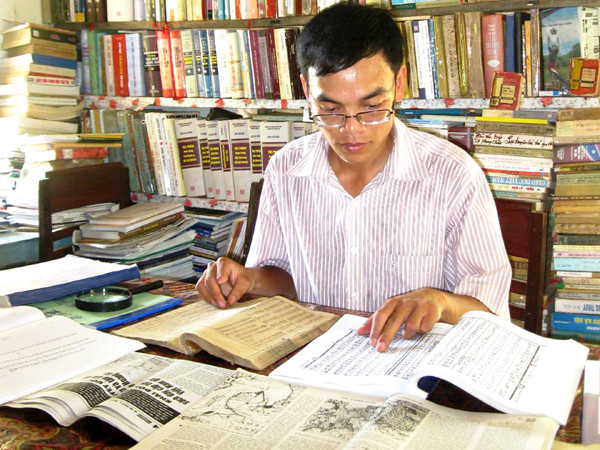 Giảng viên Trần Văn Quyến với công trình về Hoàng Sa - Trường Sa. Ảnh: Nguyễn Huy