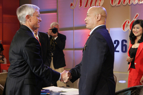 Hai người phi công già của 2 chiến tuyến gặp nhau lần đầu (năm 2008) sau hơn 30 năm xa cách (Nguyễn Hồng Mỹ - ảnh phải).. Hai người phi công già của 2 chiến tuyến gặp nhau lần đầu (năm 2008) sau hơn 30 năm xa cách (Nguyễn Hồng Mỹ - ảnh phải).