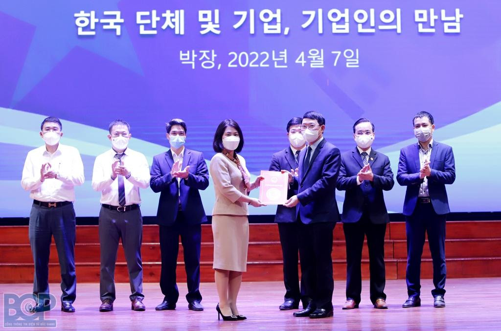 Chủ tịch UBND tỉnh Lê Ánh Dương trao Quyết định thành lập Tổ xúc tiến và hỗ trợ đầu tư Hàn Quốc tỉnh Bắc Giang Chủ tịch UBND tỉnh Lê Ánh Dương trao Quyết định thành lập Tổ xúc tiến và hỗ trợ đầu tư Hàn Quốc tỉnh Bắc Giang