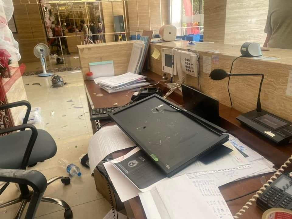 Người đàn ông ngoại quốc đập phá nhiều tài sản ở sảnh chính tòa nhà Landmark 2. Người đàn ông ngoại quốc đập phá nhiều tài sản ở sảnh chính tòa nhà Landmark 2.